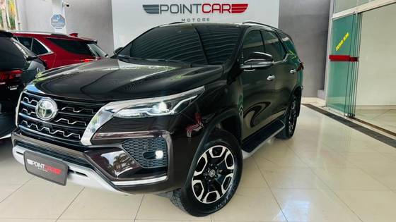TOYOTA HILUX SW4 2.8 D-4D TURBO DIESEL SRX 7L 4X4 AUTOMÁTICO